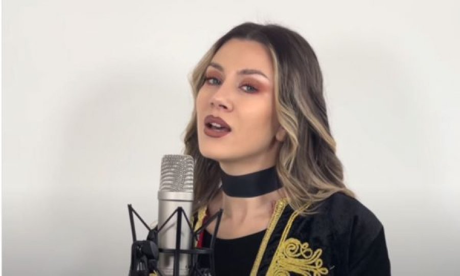 VIDEO/ ‘Mora fjalë’ interpretohet nga këngëtarja rumune