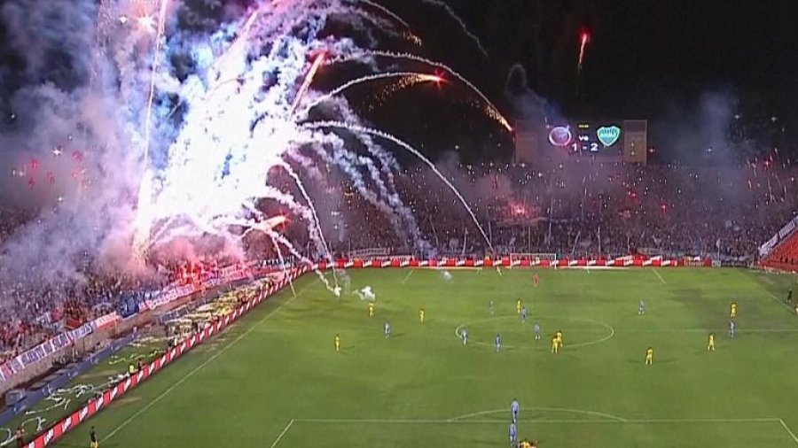 VIDEO/ 'Breshëri' me fishekzjarre, ndërpritet ndeshja në Argjentinë