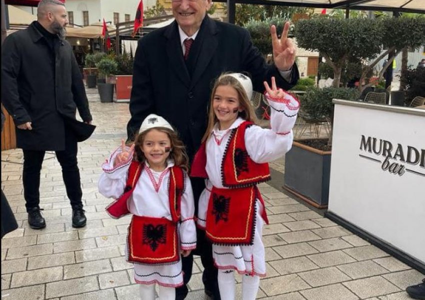 'Me dy vogëlushet bukuroshe, ju urojmë nga Vlora, gëzuar 111-vjetorin e Pavarësisë'