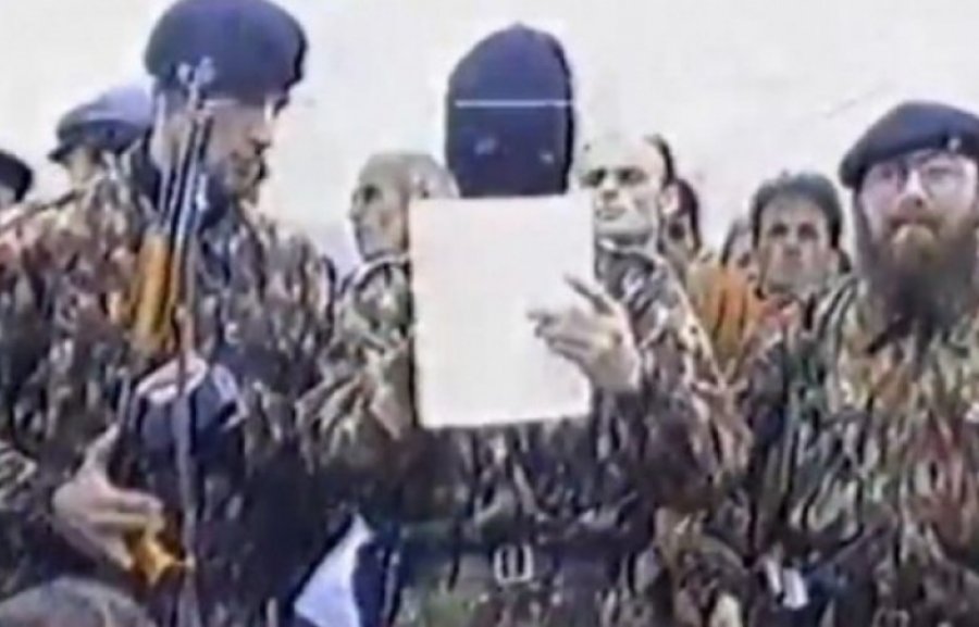 Pikërisht sot, 26 vjet nga dalja publike e Ushtrisë Çlirimtare të Kosovës në skenë