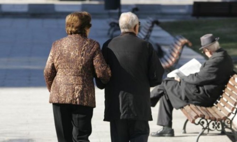 Tallja e qeverisë me pensionistët me shpërndarjen e 5 mijë lekëshit