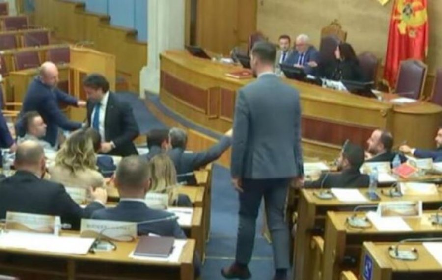 Tensione në Kuvendin e Malit të Zi/ Ish kryeministri Abazoviç për pak sa nuk u përplas fizikisht me një deputet