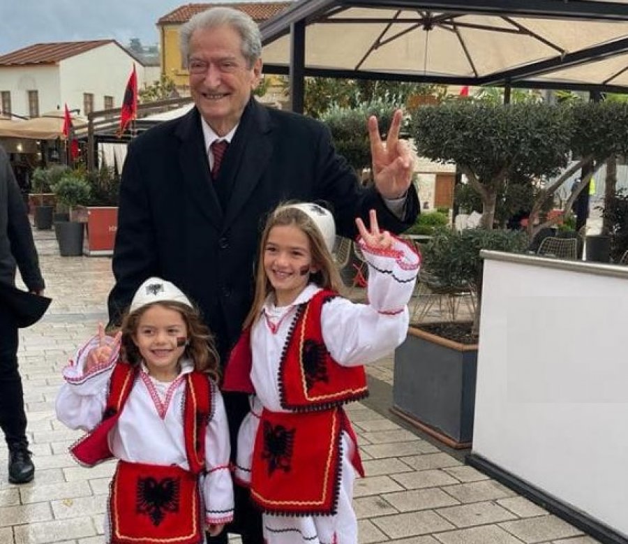 'Me vogëlushet bukuroshe, ju urojmë nga Vlora gëzuar 111-vjetorin e Pavarësisë'