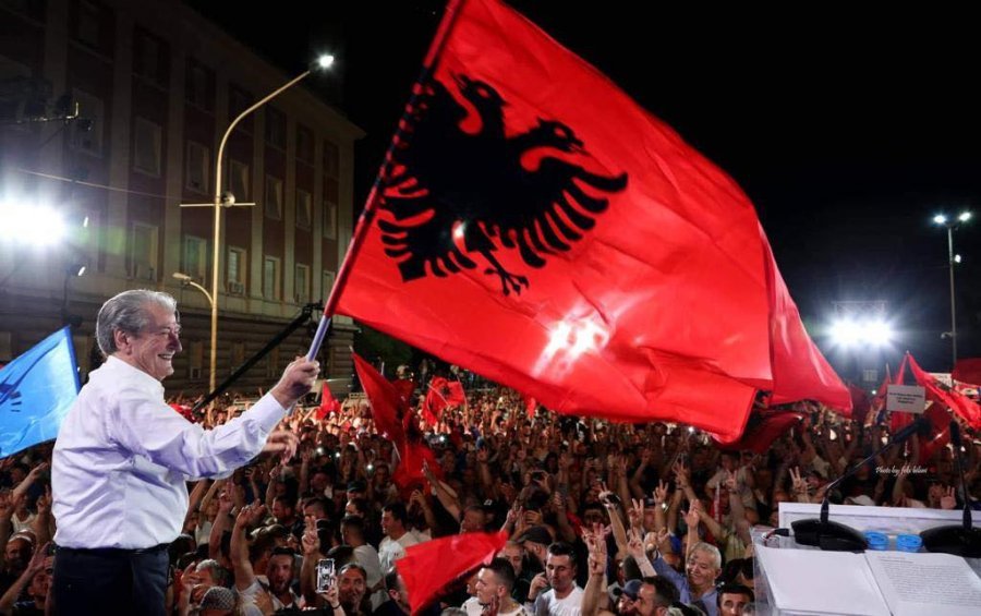 VIDEO/ Berisha uron Ditën e Pavarësisë: Gëzuar Festën e Flamurit!