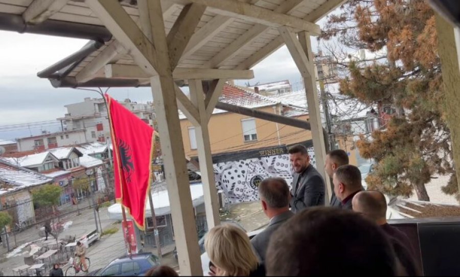 VIDEO/ Flamuri shqiptar vendoset në godinën e Këshillit Kombëtar Shqiptar në Bujanoc