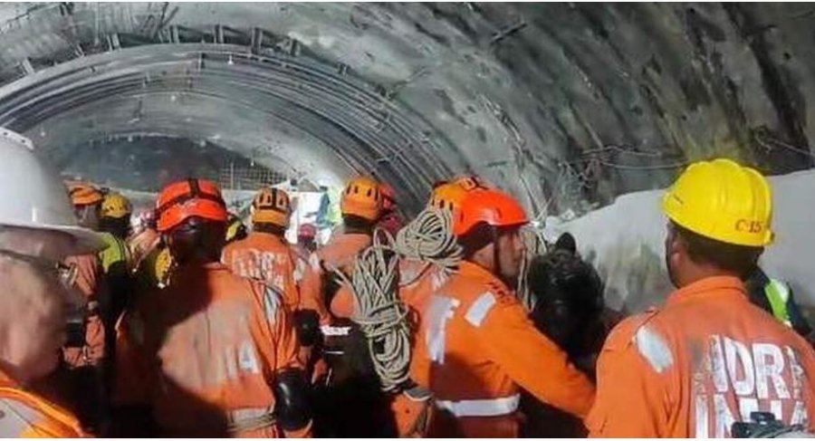 Të bllokuar prej 17 ditësh në tunel, shpëtohen 41 punëtorët në Indi