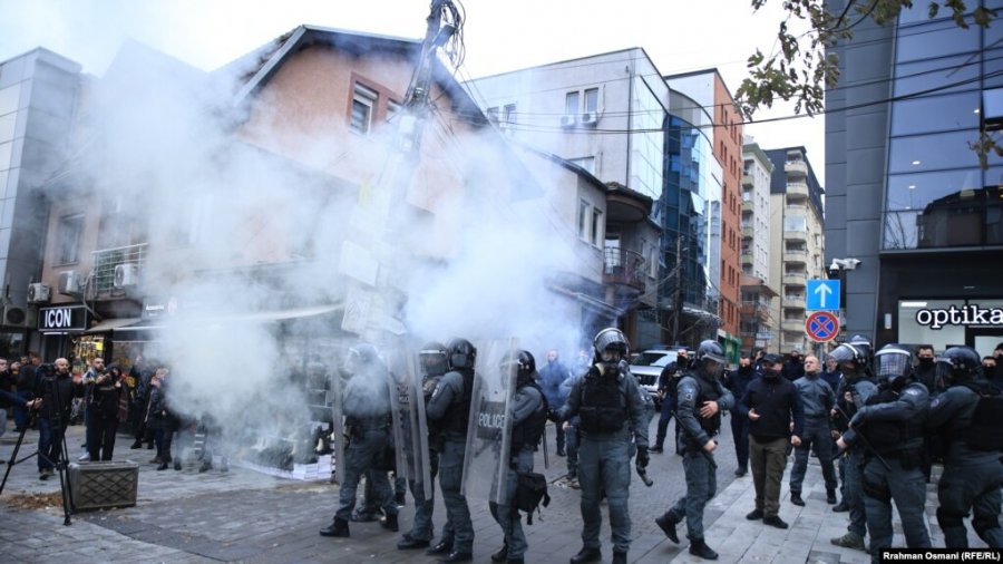 Prishtinë/ Tym dhe arrestime në protestën kundër kryetares së Speciales
