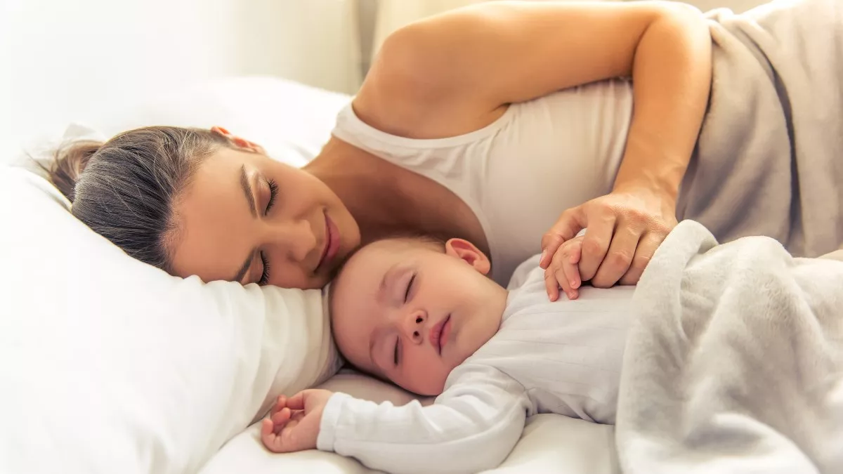 A është e këshillueshme që nëna dhe foshnja të flenë në të njëjtin shtrat? Përgjigjen ekspertët