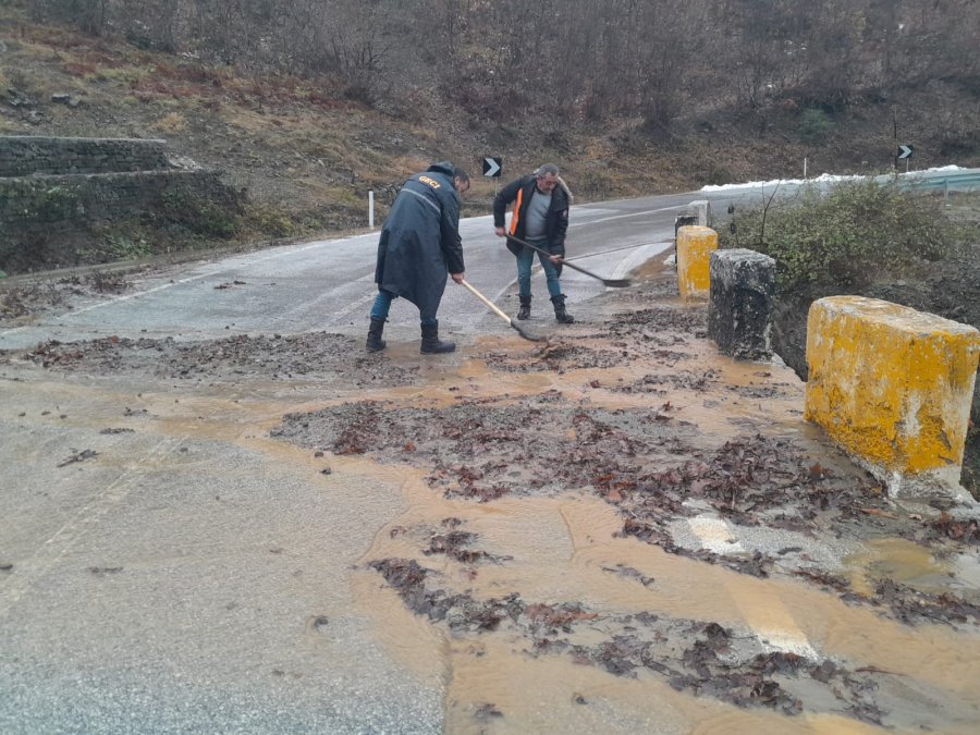 SYRI TV/ Shqipëria nën pushtetin e motit të keq, rrëshqitje toke e dëmtim rrugësh