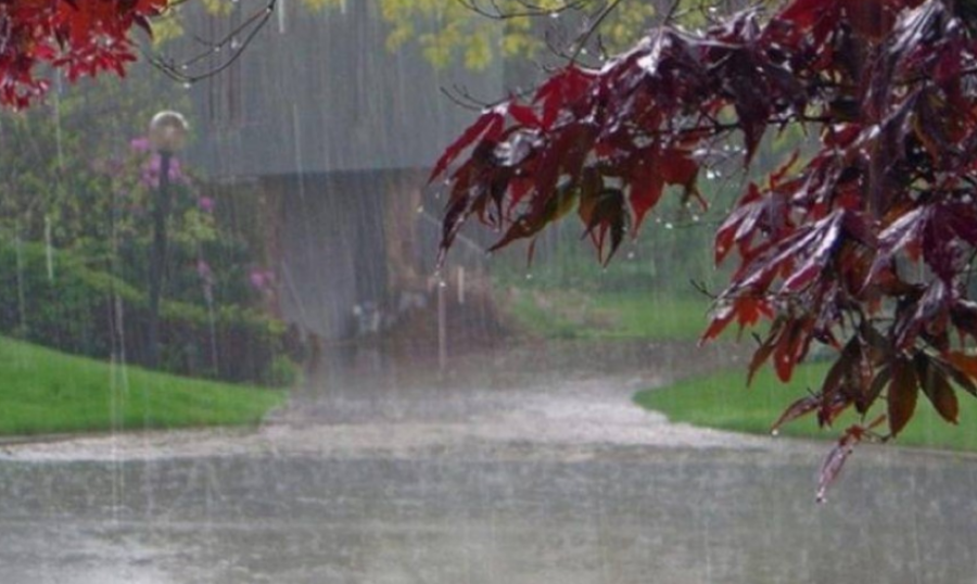 Dibra përfshihet nga reshje të dendura shiu, rënie gurësh e inertesh në Rrugën e Arbrit