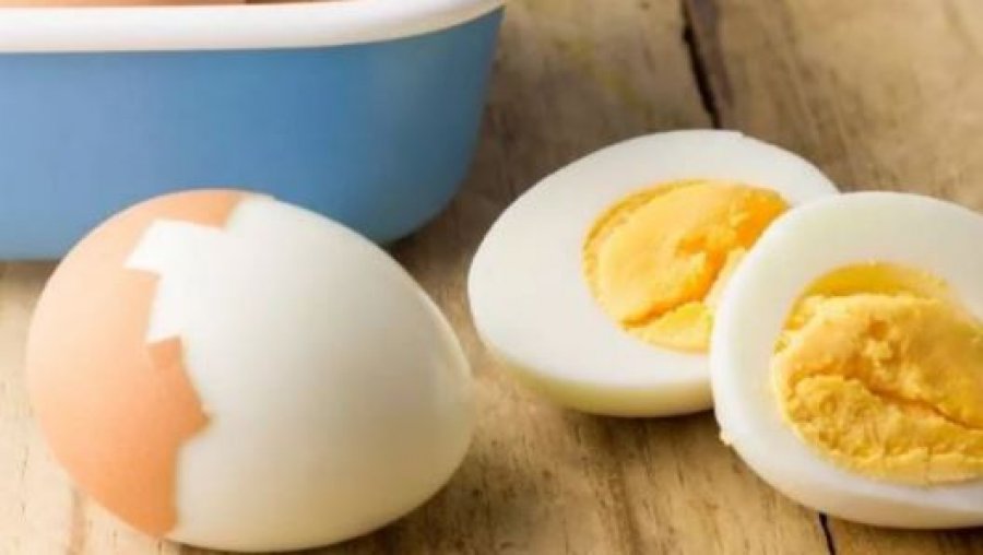 Sa kohë qëndrojnë vezët e ziera në frigorifer?