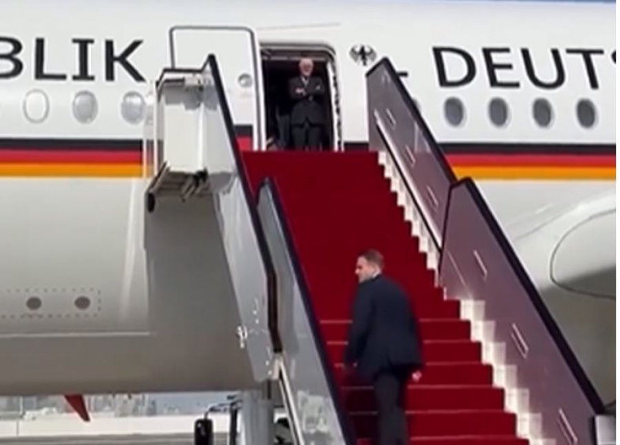 'Mikpritja e Katarit'/ E lënë presidentin gjerman gjysmë ore në shkallët e avionit pasi s'kishte dalë askush ta priste
