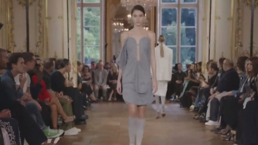 Java e modës në Paris, Victoria Beckham prezanton koleksionin e ri pranverë 2024