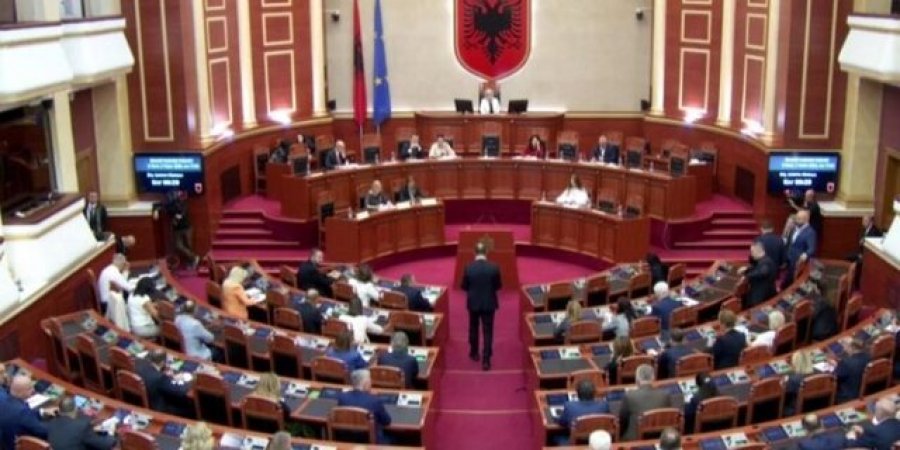 Një minutë heshtje për Afrim Bunjakun në Kuvendin e Shqipërisë