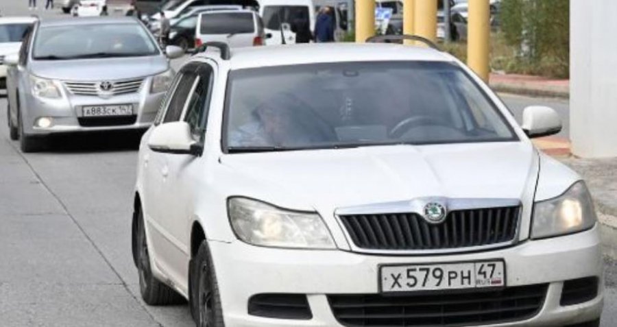Bullgaria ndalon hyrjen e makinave ruse në vend