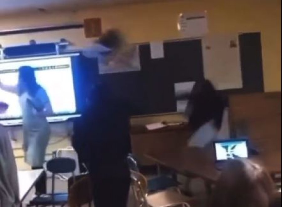 VIDEO/ SHBA, goditi me një karrige në kokë mësuesen, arrestohet 15 vjeçarja