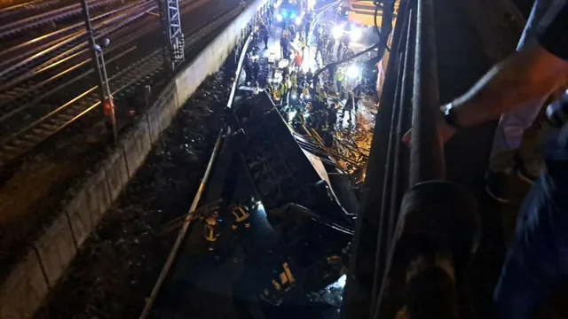 FOTO/ Tragjedi në Itali, autobusi bie nga ura dhe digjet, 21 të vdekur 