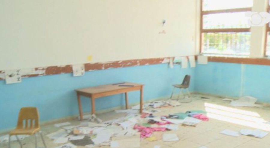 Shkollën ua shembi tërmeti, fëmijët bëjnë mësim në bilardo