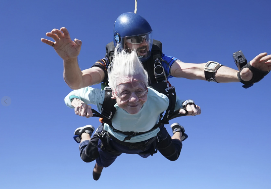 104-vjeçarja do të thyejë rekordin Guinness si parashutistja më e vjetër