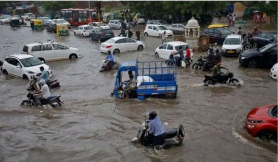 Përmbytje në Indi/ Ujërat marrin para bazën, raportohet për 23 ushtarë të zhdukur
