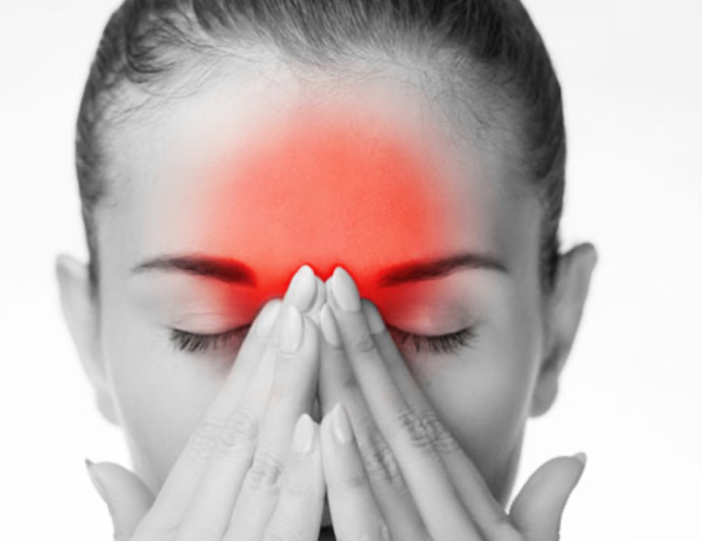 4 veprime që mund të bësh për të mbajtur nën kontroll migrenën