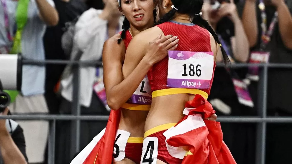 Lojërat Aziatike: Kina censuron foton 'Tiananmen' të dy atleteve të përqafuara