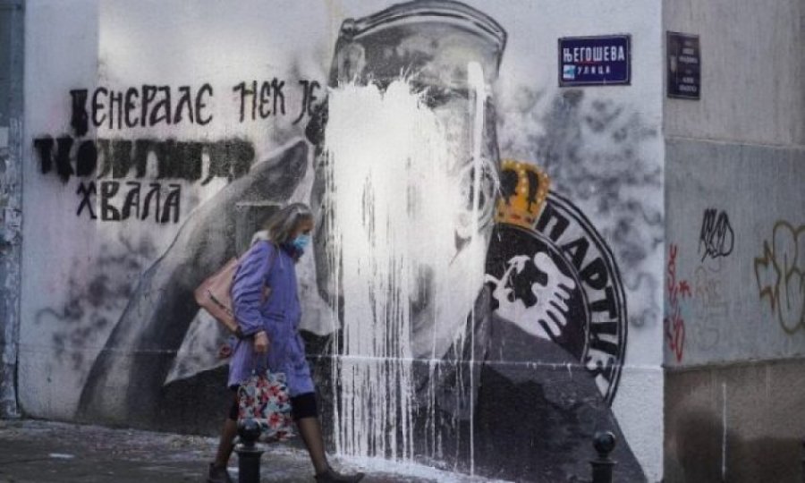 Gjykata e dënon aktivisten në Serbi veç pse e gjuajti me vezë muralin e kriminelit të luftës Ratko Mladiq