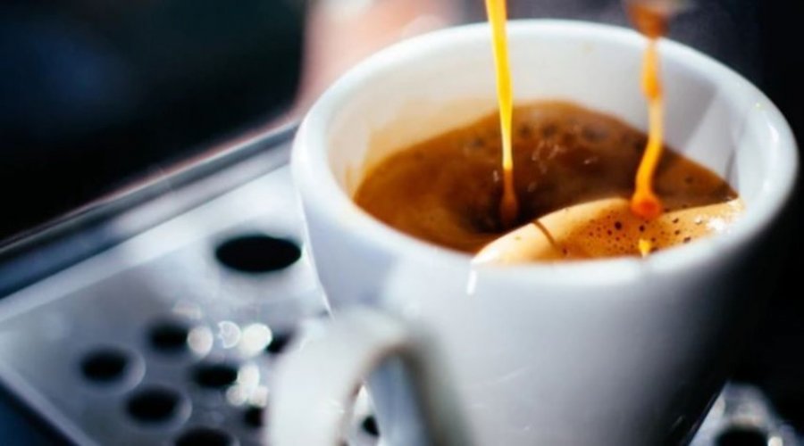 5 arsye se përse kafeja në mëngjes mund të jetë më e mirë se çaji