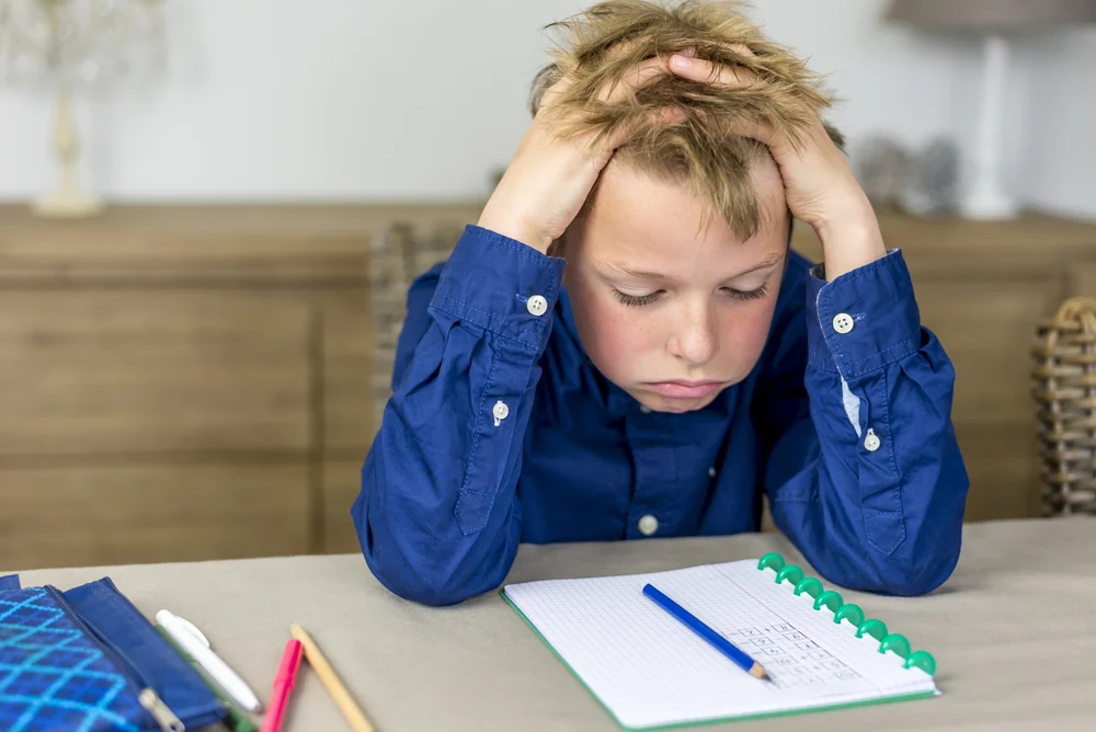 Cila është 'sasia e duhur' e detyrave të shtëpisë për fëmijët? Pyetja që po shqetëson çdo prind