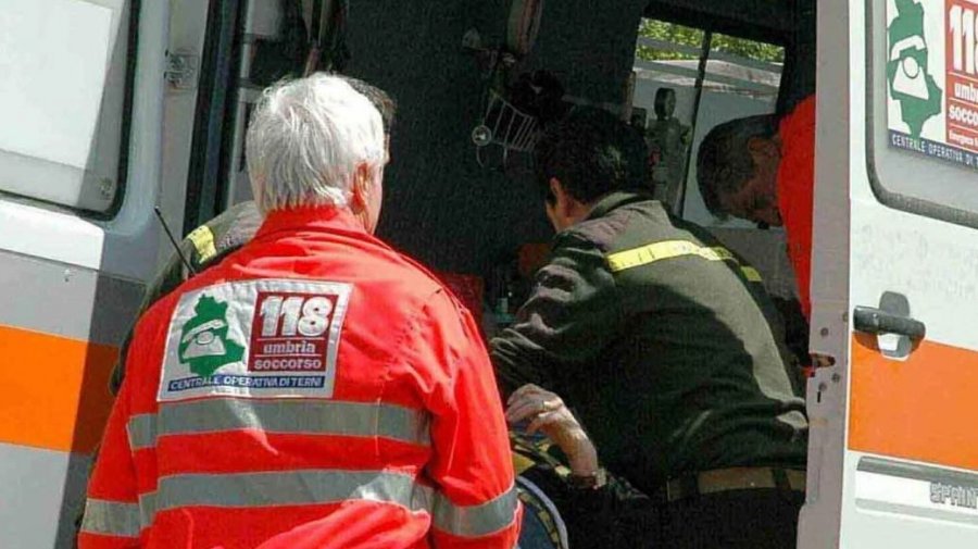 EMRI/ Po punonte tokën, 66-vjeçari shqiptar bllokohet poshtë mjetit, vdes në vend