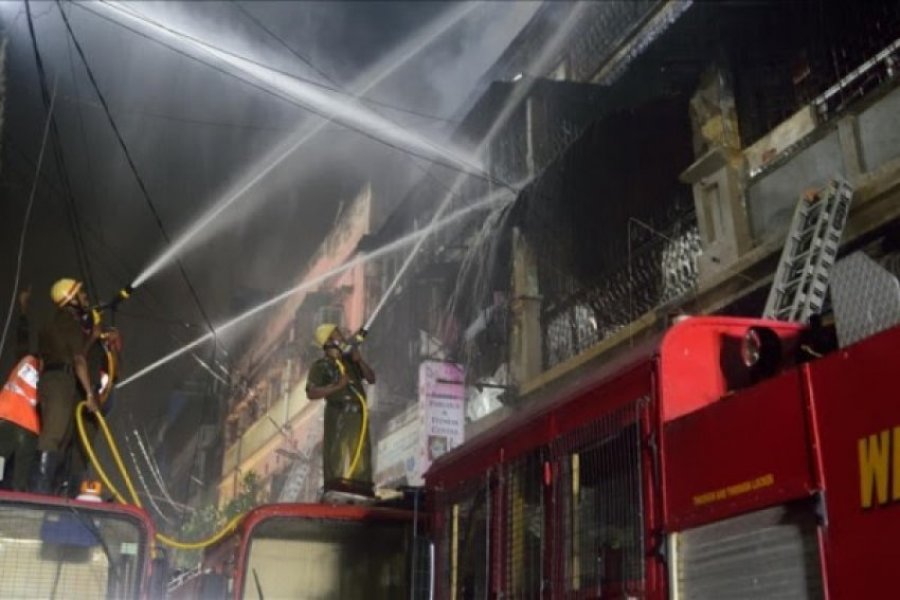 7 të vdekur e mbi 40 të plagosur nga zjarri që përfshiu një ndërtesë banimi në Indinë perëndimore