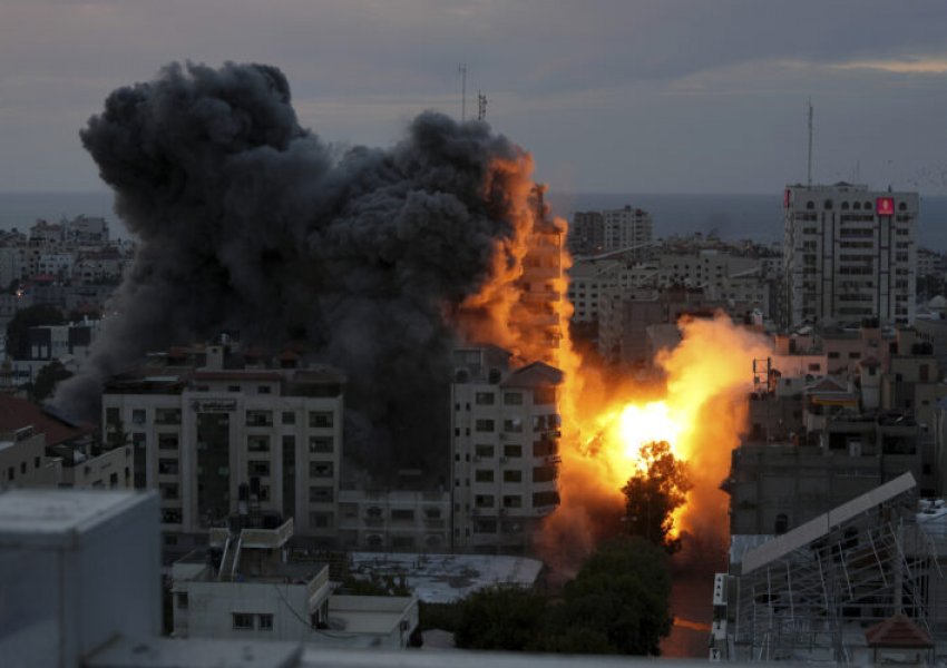 Skena dramatike në rrugët e Tel Avivit: Hamasi lëshon shi raketash në shenjë hakmarrjeje