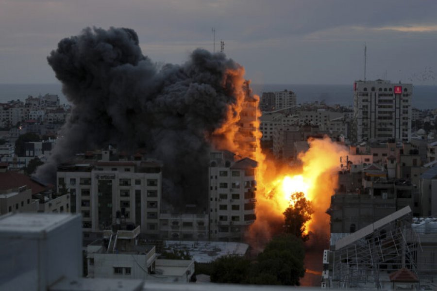 Skena dramatike në rrugët e Tel Avivit: Hamasi lëshon shi raketash në shenjë hakmarrjeje