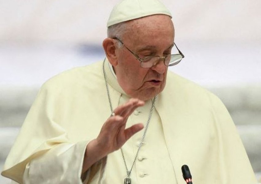 Papa Françesku bën thirrje për t’i dhënë fund sulmeve në Izrael dhe Palestinë