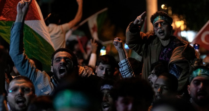 Me flamuj palestinezë, në Stamboll festohen sulmet e Hamasit ndaj Izraelit