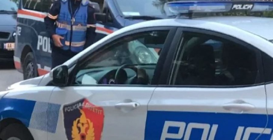 23-vjeçarja në Vlorë humb kontrollin e mjetit dhe përplaset me 6 makina të parkuara
