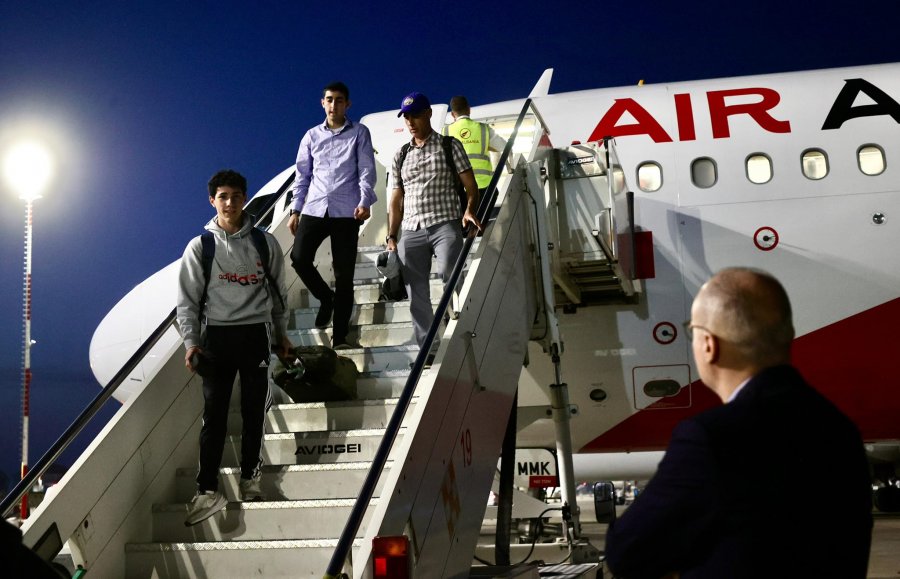 Mbërrin në Rinas, avioni i parë me shqiptarë të evakuuar nga Izraeli