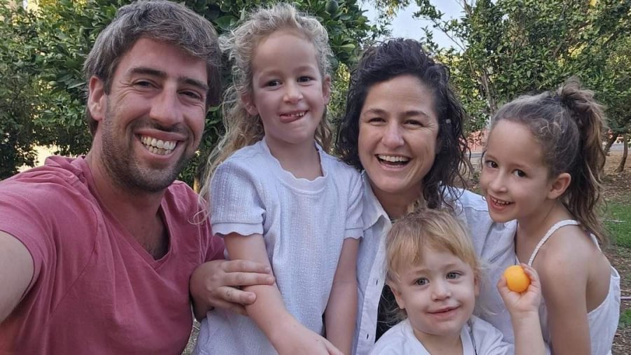 Të buzëqeshur krah njëri-tjetrit, fotot e fundit të familjes prej 5 anëtarësh që u vra nga sulmet në Izrael