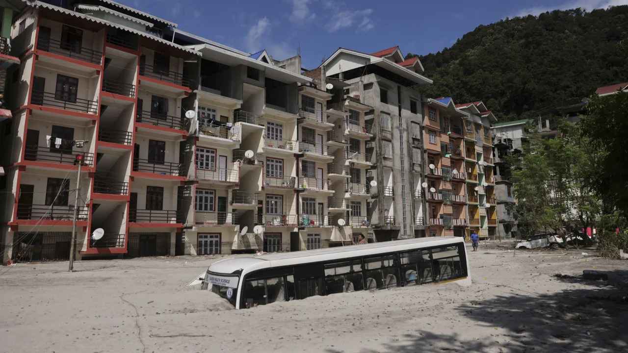 FOTO/ Shtëpi e makina i ‘përpin’ balta, 74 viktima, qindra të zhdukur në Himalaje