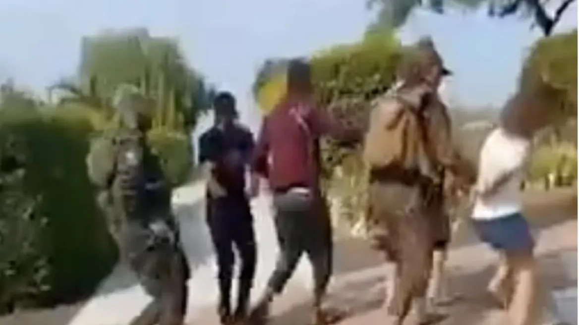 Video shokuese: Hamasi ekzekuton 4 shtetas izraelitë në mes të rrugës
