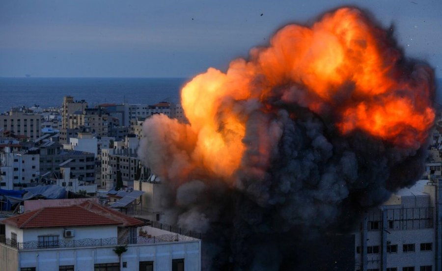 Izraeli intensifikon sulmet ajrore në Rripin e Gazës, ndërpret furnizimet me ushqim, karburant 