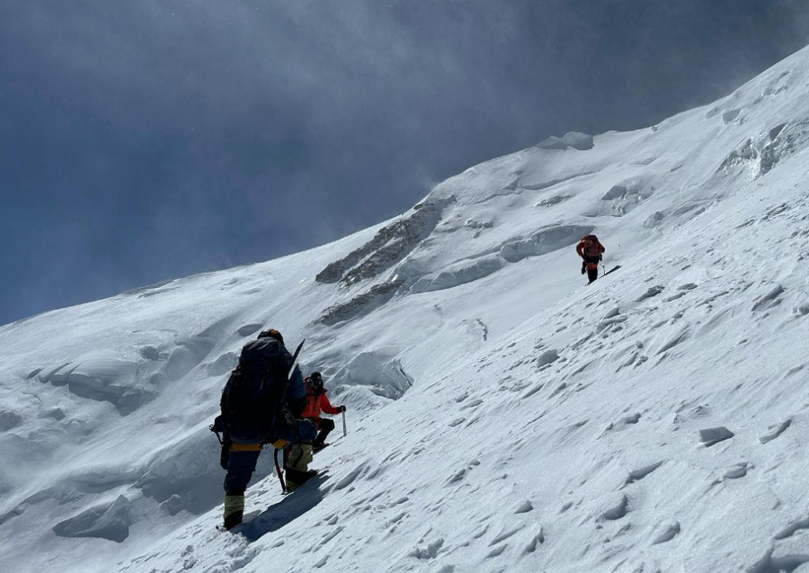 ‘Nuk jam mirë, por jam gjallë’/ Alpinistes shqiptare i rrezikohet jeta pas dy ortekëve gjatë ngjitjes së malit në Kinë