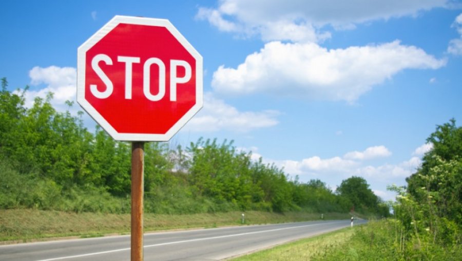 Pse shenja STOP është tetëkëndore?