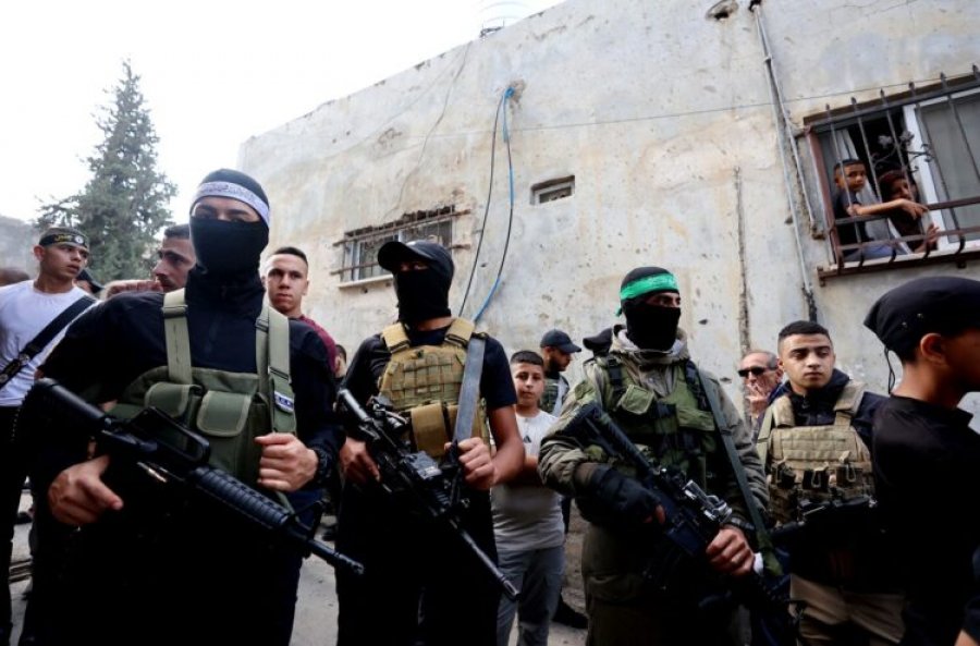 Pengjet e luftës, Hamasi filmon fëmijët e rrëmbyer izraelitë