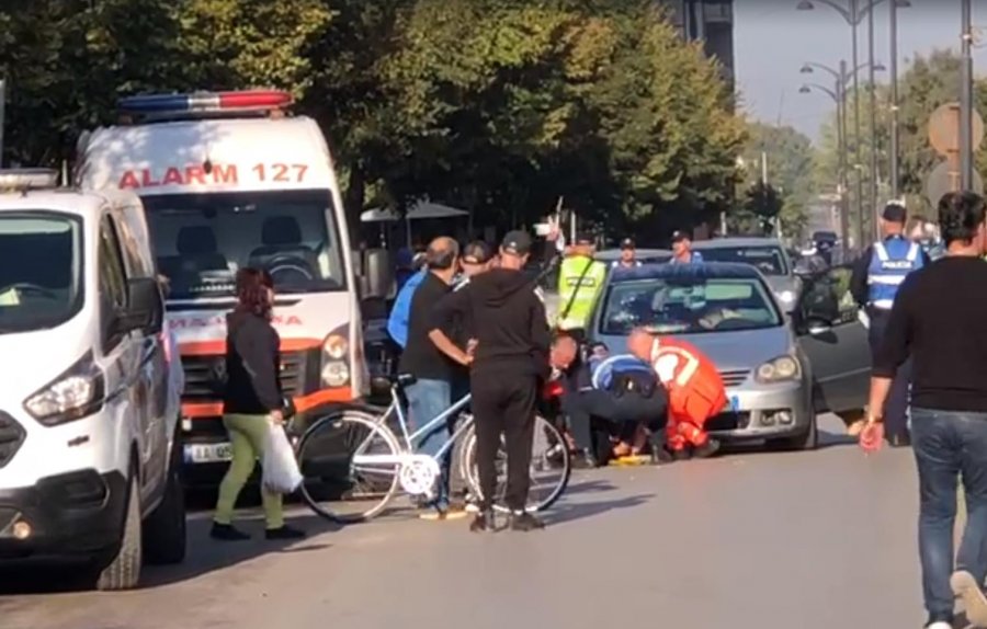 FOTO/ Fier, një shofere përplas burrë e grua, çifti i aksidentuar përfundon në spital