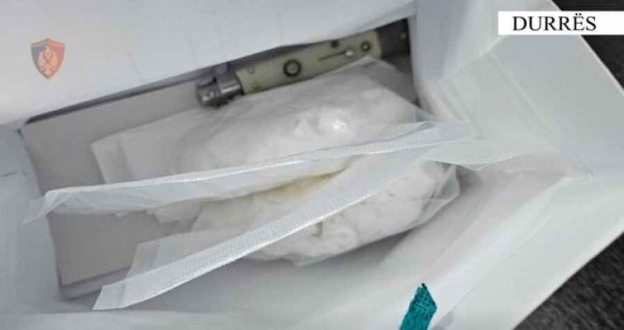 Qindra doze kokaine gati për shitje në lokalet e natës, arrestohen dy persona në Durrës