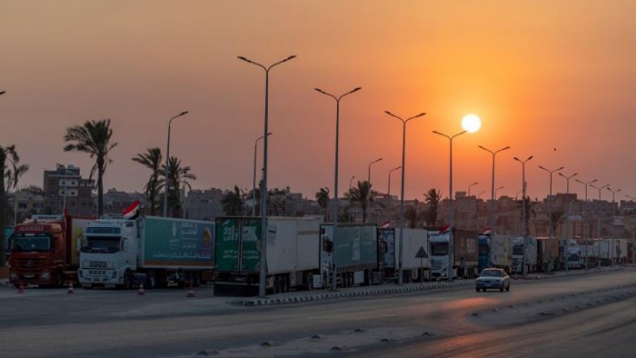 Luftimet Izrael-Hamas/ Banorët e Gazës në krizë humanitare, kamionët me ndihma bllokohen në kufi