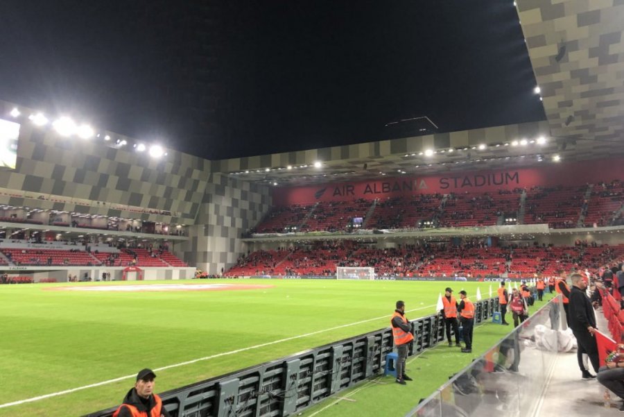 Falsifikuan biletat e ndeshjes Shqipëri-Çeki dhe i shiten deri në 400 euro, lirohen dy të arrestuarit
