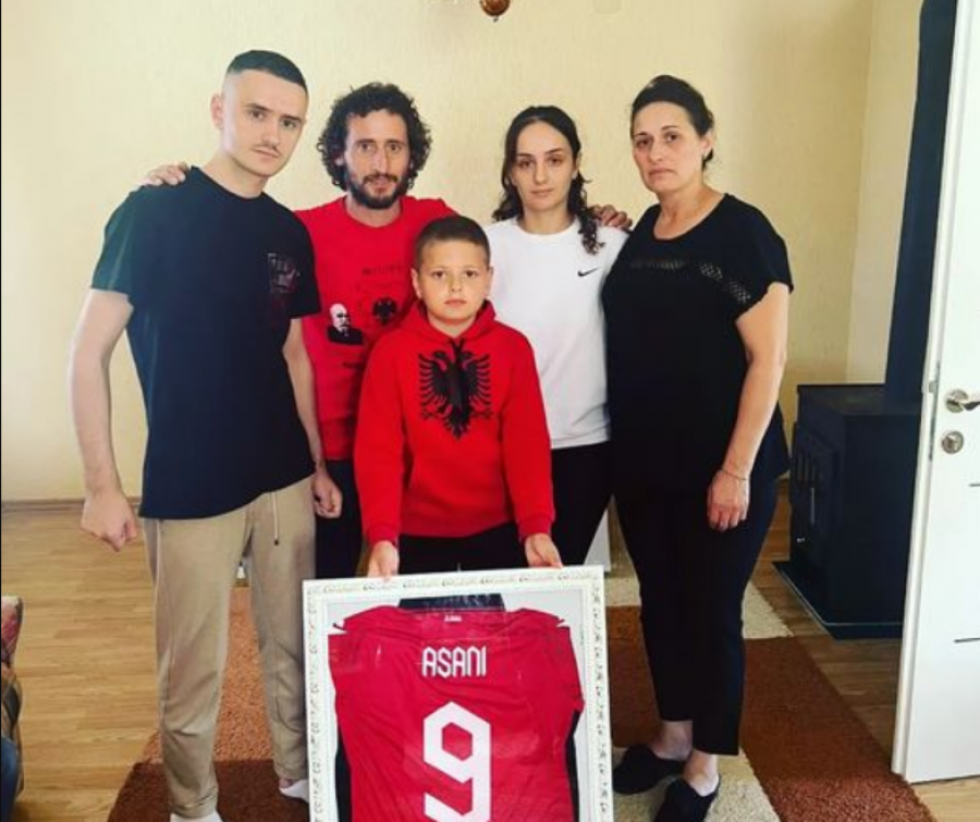 Ballist Morina i dhuron fanellën e Jasir Asanit familjes së policit dëshmor në Kosovë