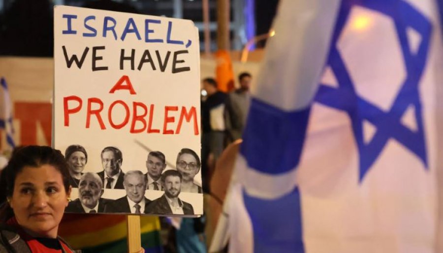 Izraeli mes luftës dhe protestave, demostruesit kërkojnë largimin e Netanyahut